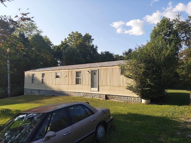 view of front of property featuring a front yard