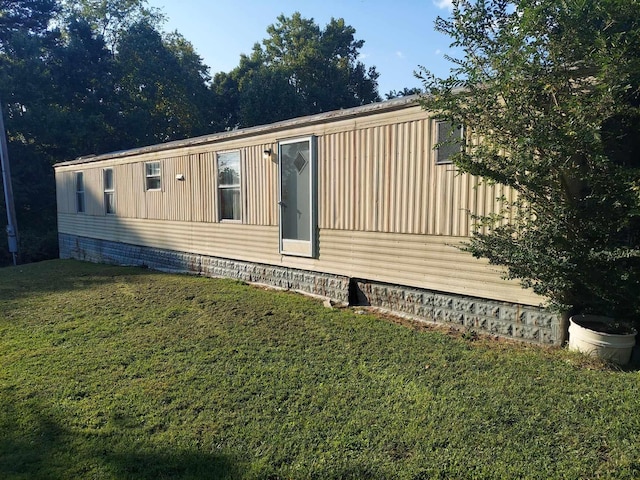 view of front of property with a front yard