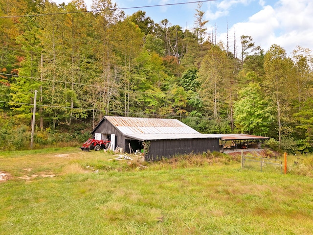 view of yard featuring an outbuilding