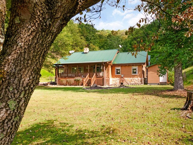 view of front of property with a front lawn and covered porch