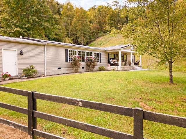 view of front of home featuring a front lawn