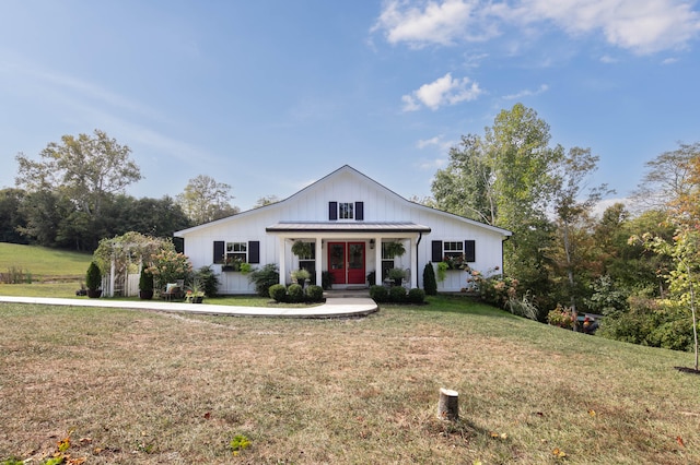 modern farmhouse featuring a front yard