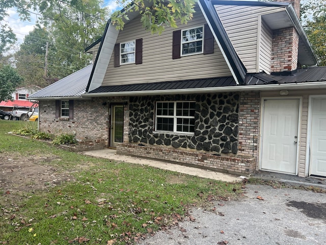 view of front of property with a front lawn