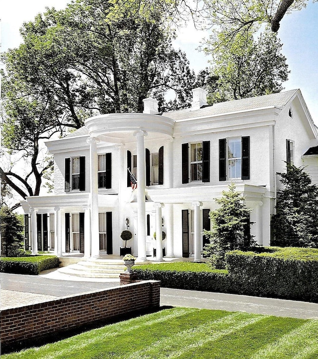 3521 Bryan Station Rd, Lexington, KY 40516 - neoclassical / greek revival house featuring a chimney, stucco siding, and a balcony