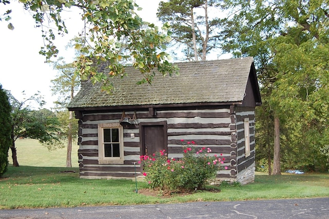 view of outdoor structure with a yard