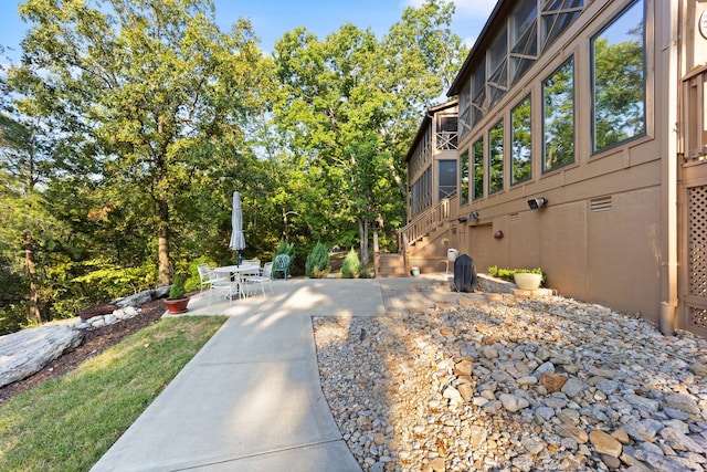 view of yard featuring a patio area