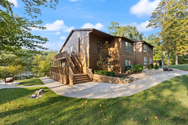 view of front of house featuring a front yard