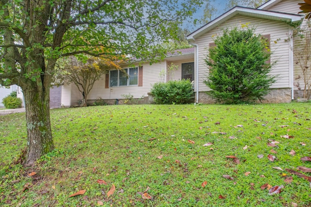 view of front facade featuring a front yard and a garage