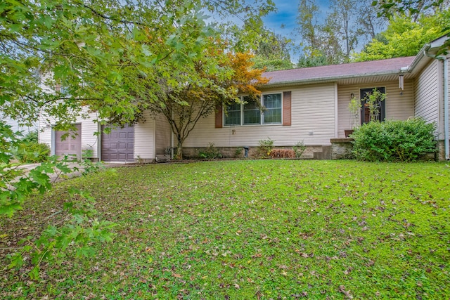 view of front of home featuring a front yard