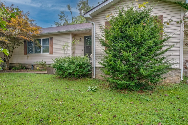 view of front of home with a front lawn