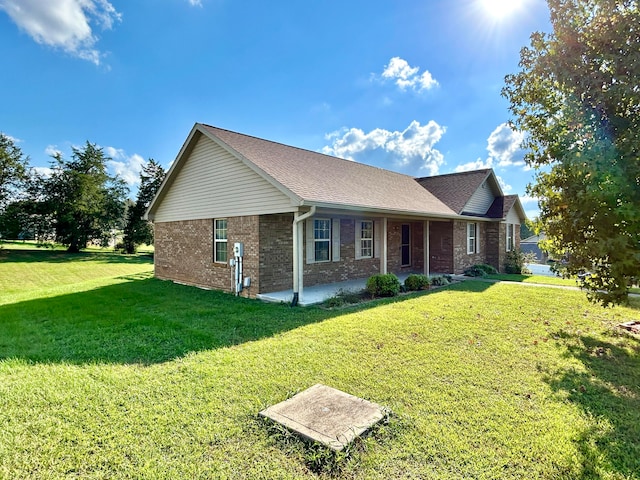 view of front facade featuring a front yard