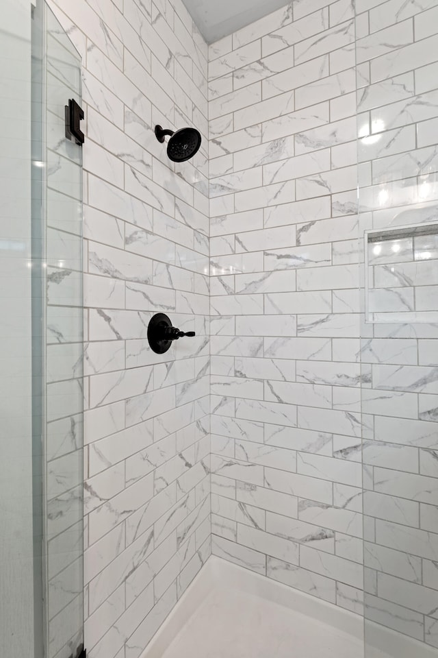 bathroom featuring a tile shower