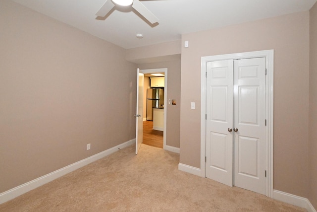 empty room featuring dark wood-type flooring, ceiling fan, and crown molding