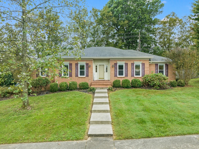 view of front of property featuring a front lawn