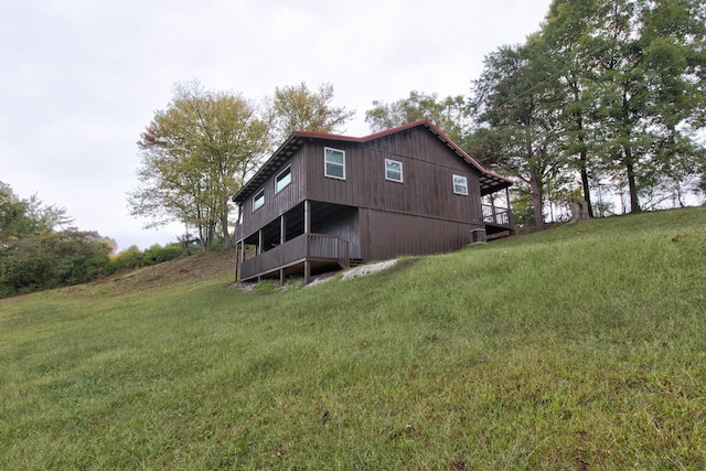 back of house featuring a lawn