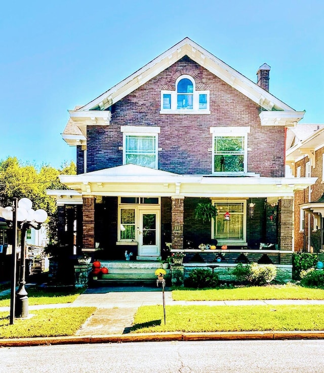 view of front of home featuring a front lawn