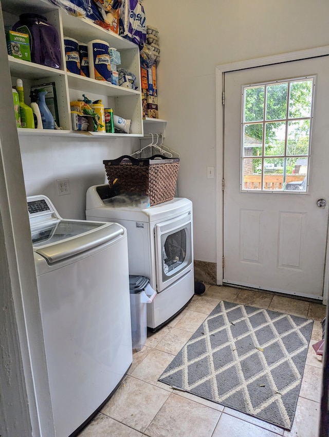 laundry room featuring light tile patterned floors and washing machine and clothes dryer