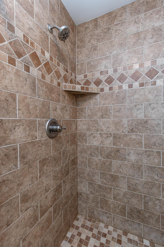 bathroom featuring a tile shower