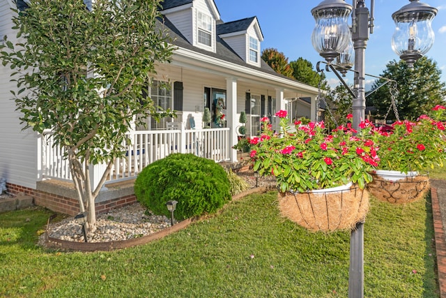 view of front facade featuring a front lawn and covered porch