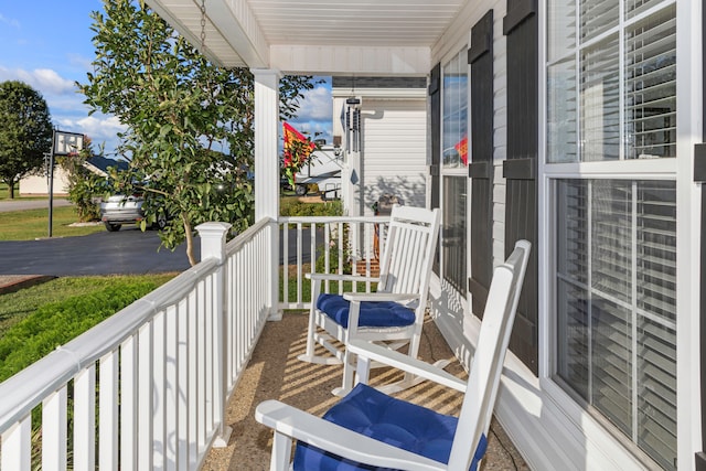 balcony featuring covered porch