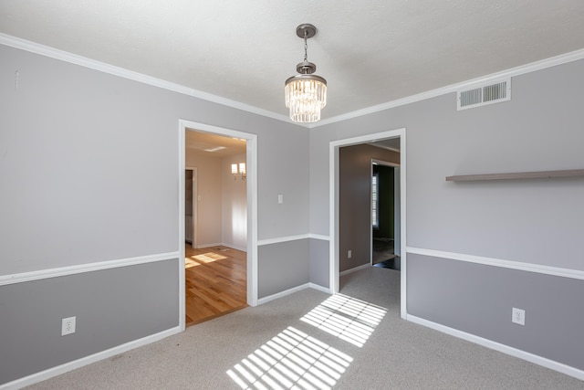 unfurnished room featuring crown molding, carpet, and an inviting chandelier