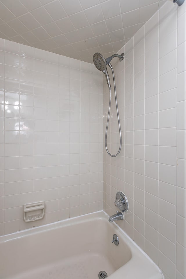 bathroom featuring tiled shower / bath