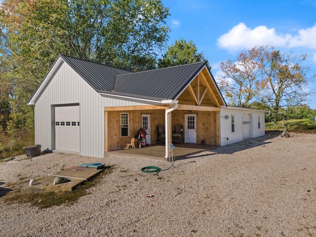 view of front facade featuring a garage and a porch