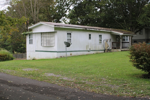 view of front of property featuring a front lawn