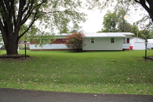 view of yard featuring an outdoor structure and a garage