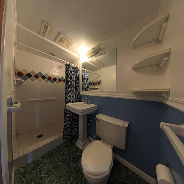 full bath featuring visible vents, toilet, a stall shower, a sink, and baseboards