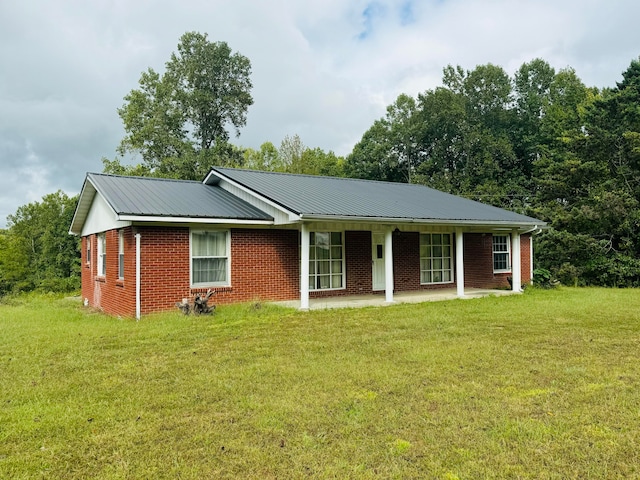 single story home with a front lawn