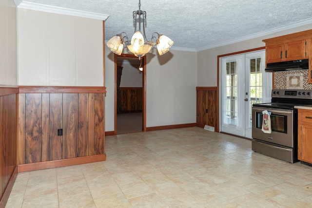 kitchen with hanging light fixtures, crown molding, a chandelier, and stainless steel electric range