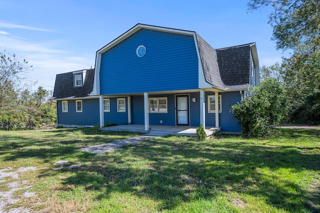 view of front of property featuring a front lawn