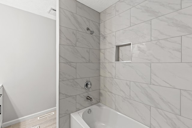 bathroom with tiled shower / bath