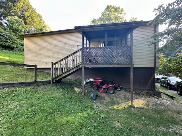 view of side of property featuring a yard