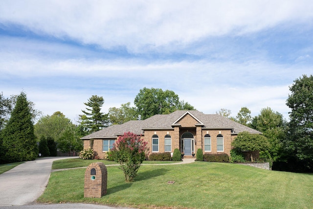 single story home featuring a front lawn