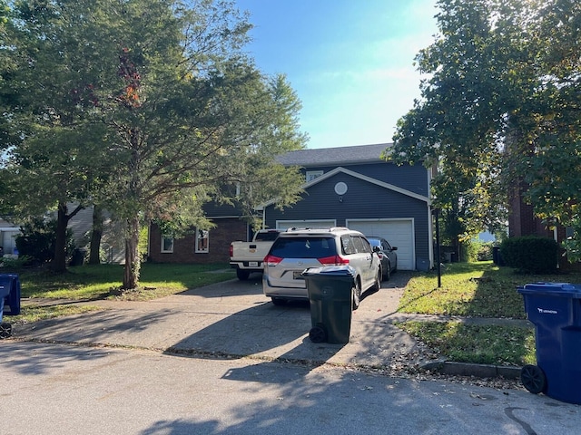 view of front facade featuring a garage and a front yard