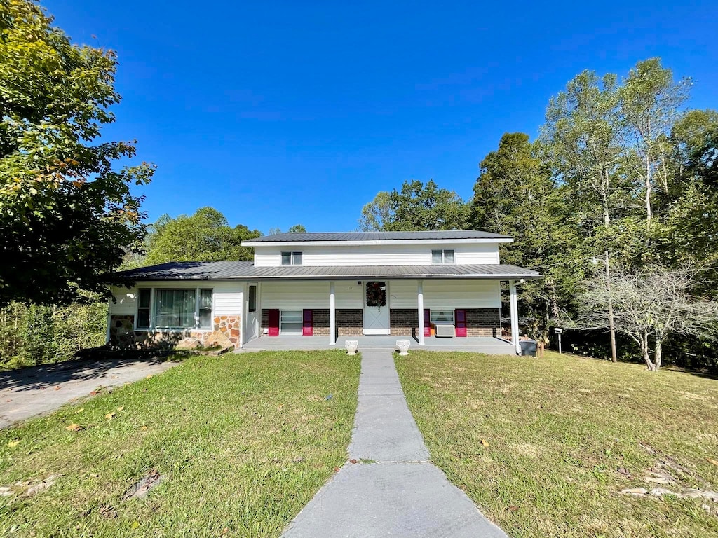 view of front of house with a front yard