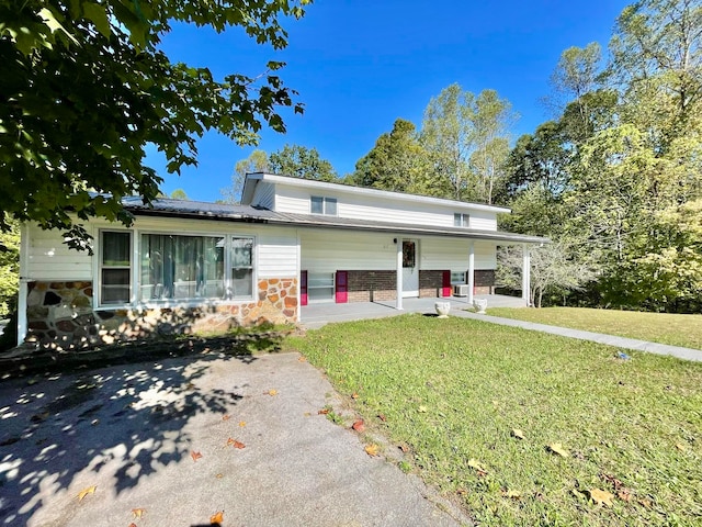 view of front of home featuring a front yard