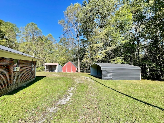 view of yard featuring a shed