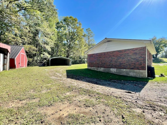 view of yard featuring an outdoor structure and a carport