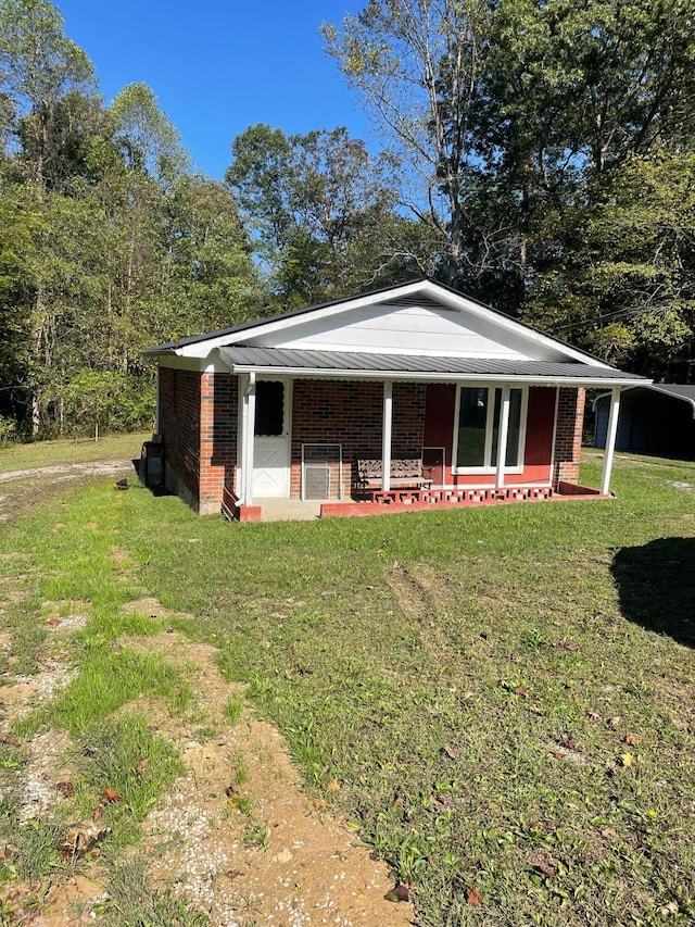 view of front of home featuring a front lawn