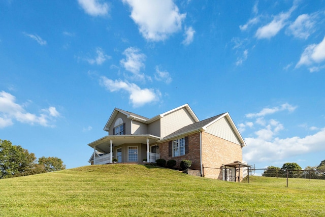 view of front facade with a front yard