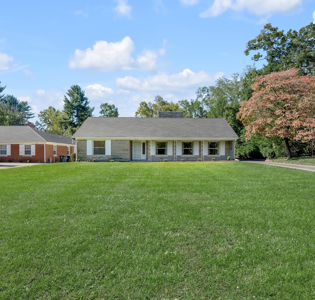 single story home with a front yard