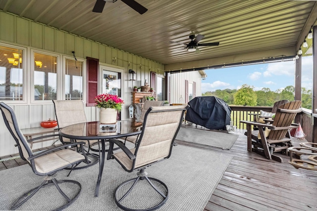 sunroom with ceiling fan