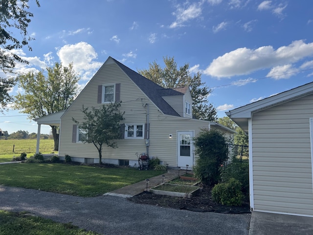 exterior space featuring a front yard