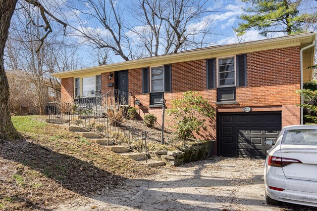 single story home with a front lawn