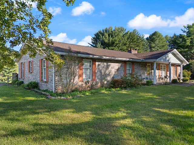 ranch-style home featuring a front lawn