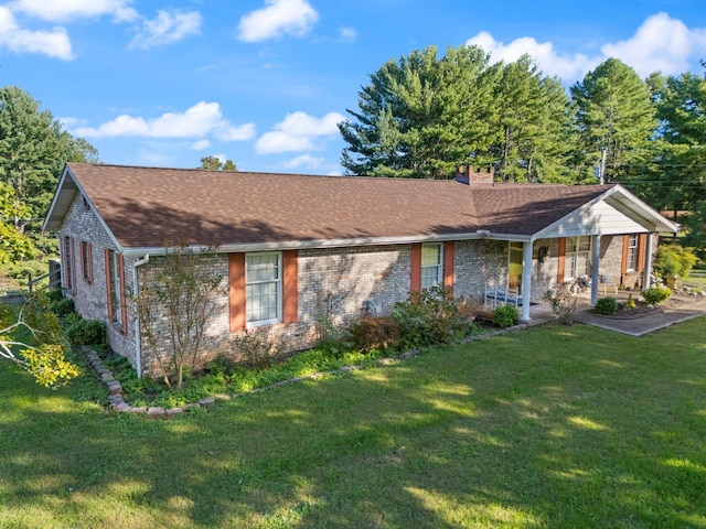 single story home featuring a front lawn