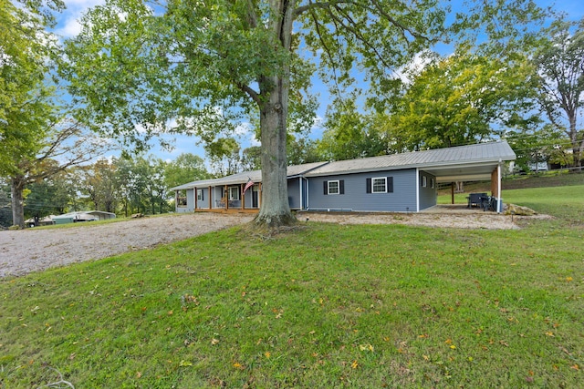 view of front facade featuring a front lawn and a carport